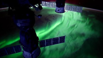 Kalau tadi sudah aurora di Bumi, sekarang giliran aurora di luar angkasa yang beraksi. Foto: (Instagram/nasa)