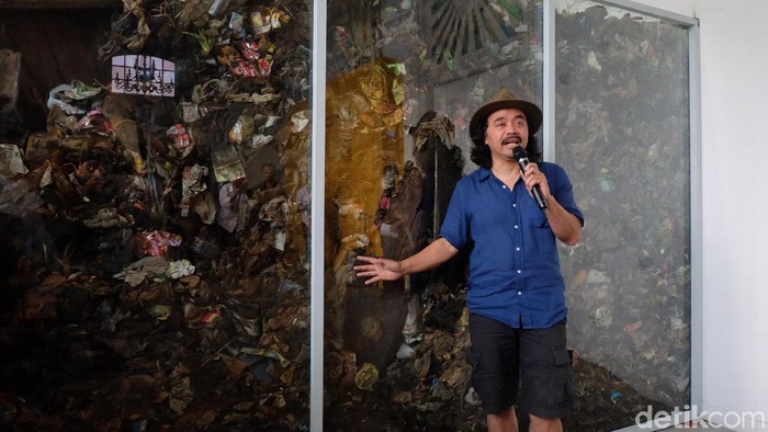 Pameran tunggal Tisna Sanjaya Potret Diri Sebagai Kaum Munafik berlangsung di Galeri Nasional Indonesia pada 9-21 Juli 2018