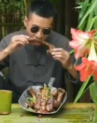 Viral! Ini Pria Asia 'God of Cooking' yang Parodikan Video Masak Salt Bae
