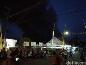 Angin Kencang, Api yang Membakar Gudang Tekstil Makin Membara