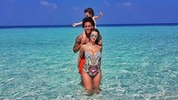 Keluarga Axel memang kompak kalau soal liburan. Mereka sama-sama suka ke pantai. Keindahan Maldives pun sudah mereka sambangi (Instagram/@r_babyberry)
