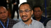 Samad menjawab pertanyaan wartawan.