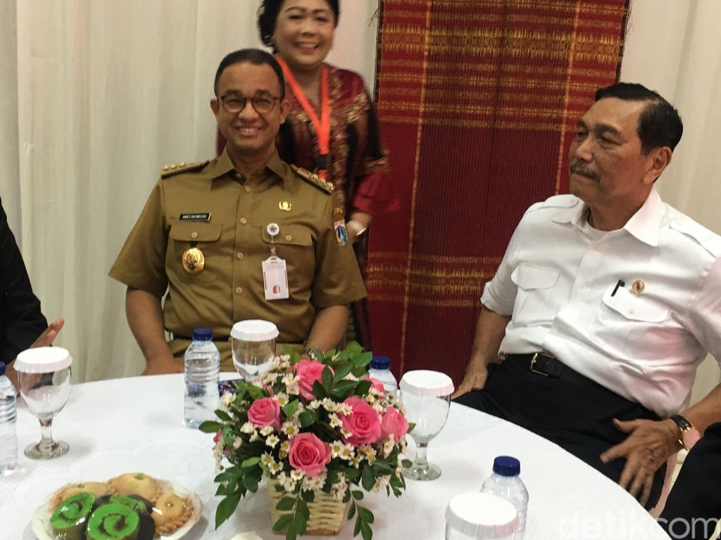 Gubernur DKI Jakarta Anies Baswedan dan Menko Kemaritiman Luhut Binsar Panjaitan disambut tari tortor di acara pelaksanaan Konsultasi Nasional HKBP 2018 di Jakarta Timur.