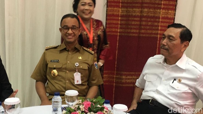 Gubernur DKI Jakarta Anies Baswedan dan Menko Kemaritiman Luhut Binsar Panjaitan disambut tari tortor di acara pelaksanaan Konsultasi Nasional HKBP 2018 di Jakarta Timur.