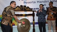 Direktur Utama Mandiri Inhealth Iwan Pasila, Kepala Kantor Operasional Mandiri Inhealth Jakarta, Tunggul Yogi Hernowo bersama Chief Executive Officer Siloam Hospitals TB Simatupang dr. Danny Widjaja meresmikan konter khusus Mandiri Inhealth di lobby Siloam Hospitals TB Simatupang, Jakarta, Selasa (10/7/2018).