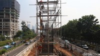 Pekerja menyelesaikan proyek LRT yang melintas di Jl Rasuna Said, Senin (9/7/2018).