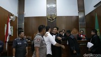 Fachri tak bisa menyembunyikan perasaan senangnya dan berpelukan dengan kuasa hukumnya. Pool/Palevi S/detikFoto.