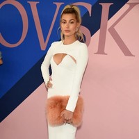 Menghadiri gelaran fashion CFDA Fashion Awards 2017, Hailey Baldwin mengubah penampilannya, khususnya makeup, menjadi lebih minimalis. Dan bibirnya di tahun lalu juga sudah kembali terlihat ‘normal’, karena diduga tidak lagi mendapat filler. Foto: Getty Images