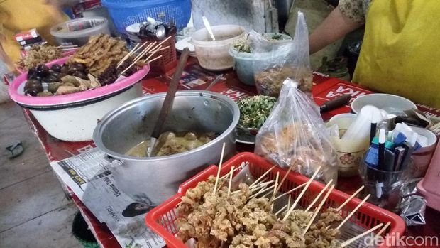 Menu yang disajikan di kantin Mbok Jum, Solo. 