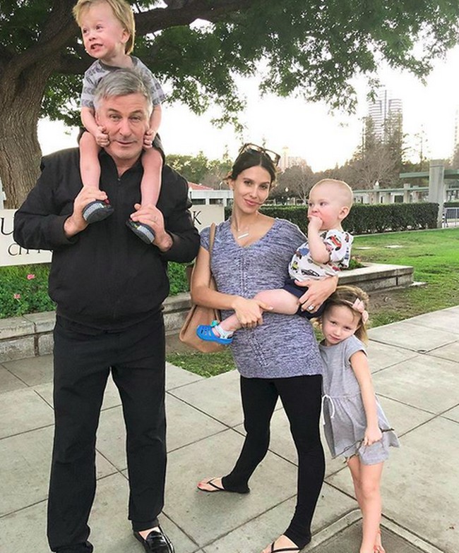 Aktor Alec Baldwin memiliki delapan anak dari dua wanita berbeda. Bersama istrinya yang sekarang, Hilaria Baldwin, ia dikaruniai tujuh buah hati. Foto: Instagram
