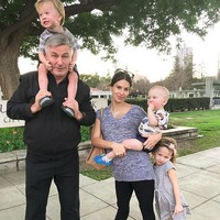 Aktor Alec Baldwin memiliki delapan anak dari dua wanita berbeda. Bersama istrinya yang sekarang, Hilaria Baldwin, ia dikaruniai tujuh buah hati. Foto: Instagram