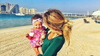 Rafaella juga membawa sang buah hati menikmati pantai di Dubai (Instagram/@r_babyberry)