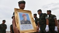 Dituturkan Waleeporn bahwa suaminya sangat suka membantu orang lain dan melakukan kerja amal. Dia dipuji sebagai pahlawan karena sikapnya. Kamu adalah pahlawan hati saya, ujar Waleeporn untuk mendiang suaminya. Foto: AFP PHOTO/THAI NEWS PIX/Panumas SANGUANWONG