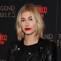 Pada 2014, Hailey Baldwin mulai bereksperimen pada rambutnya dengan lebih ekstrem. Dia memotong rambut panjangnya dan tampil dengan model bob shanggy. Hailey terlihat semakin dewasa di tahun ketika dia mulai dekat dengan Justin Bieber, meski saat itu keduanya hanya mengaku sebagai teman. Foto: Getty Images