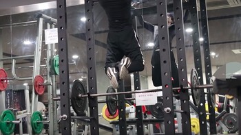 Kadang ada satu dua video selain menampakkan dia belajar. Seperti di foto ini saat dia olahraga di gym. Foto: YouTube
