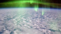 Aurora adalah atom-atom dan molekul yang bersatu dan bertumpuk di udara yang terhisap oleh magnet Bumi di sekitar kutub utara dan selatan. Fenomena ini hanya terjadi di wilayah sekitar Kutub Utara dan Kutub Selatan (Instagram/nasa)