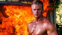Ladies, yuk kenalan dengan pemadam kebakaran yang akan bikin kamu salah fokus ini. Namanya Luke Wood, tentara yang beralih profesi menjadi pemadam kebakaran (lukewood88/Instagram)  