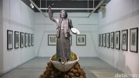 Ada 8 karya monumental berskala besar yang memenuhi ruang pamer. 