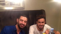 Pemain bola ini lahir di Liège, Belgia pada 2 Agustus 1989. Mengenakan kaus berwarna putih, Nacer Chadli tengah melahap sebuah salad di salah satu restoran bersama sang kakak. Foto: Twitter @NChadli  