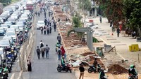 Trotoar disepanjang ruas jalan tersebut dibangun menjadi lebih lebar.