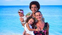 Inilah potret keluarga bahagia Axel Witsel, gelandang jagoan Belgia. Sang istri, Rafaella Szabo sering mengajak Axel dan anaknya liburan ke pantai. Ini saat mereka di Maldives (Instagram/@r_babyberry)