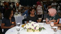 Selain itu, Susi duduk semeja dengan istri Kapolri Jenderal Tito Karnavian, Tri Suswati.