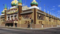 Sekitar 275 ribu jagung digunakan untuk membuat istana ini. Baik untuk menutup tubuh bangunan, atau membuat interior lainnya (Corn Palace/Facebook)