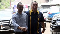 Mau silaturahmi, kata Abraham singkat seraya masuk ke dalam gedung.