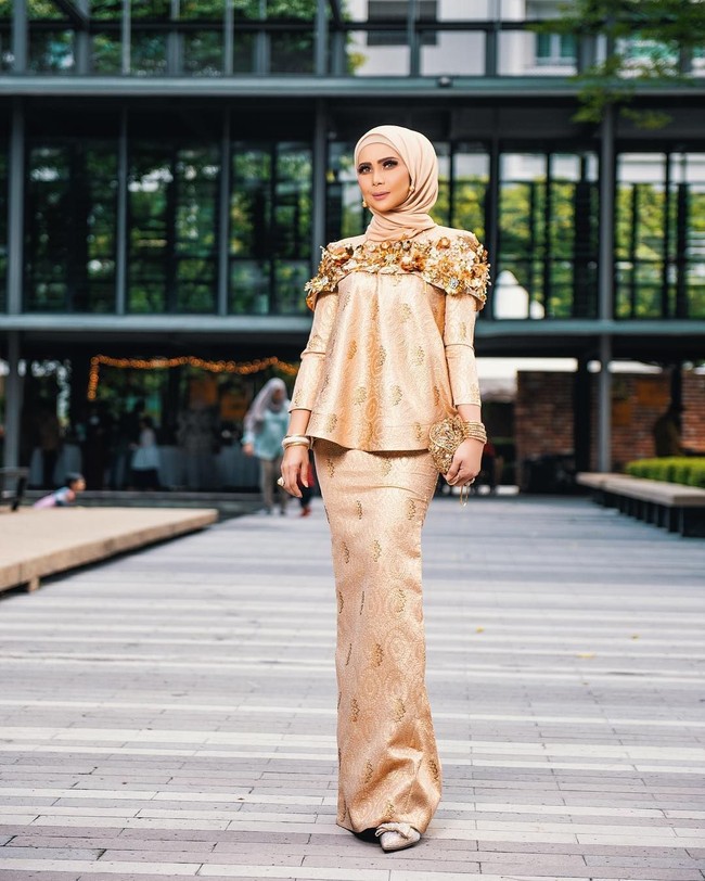 Meski glamor, tampilan Rozita tak terlihat berlebihan. Salah satu tips yang bisa kamu tiru darinya adalah paduan gaun mewah yang diseimbangkan oleh hijab bergaya simpel dan berbahan flowy. Beri sentuhan akhir tas berukuran kecil agar terlihat elegan. Foto: Instagram/Rozitachewan1