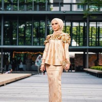 Meski glamor, tampilan Rozita tak terlihat berlebihan. Salah satu tips yang bisa kamu tiru darinya adalah paduan gaun mewah yang diseimbangkan oleh hijab bergaya simpel dan berbahan flowy. Beri sentuhan akhir tas berukuran kecil agar terlihat elegan. Foto: Instagram/Rozitachewan1