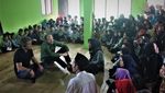 Jarang Terjadi! Jason Bourne Duduk Bersila di Pesantren