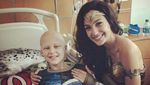 Kala si Cantik Gal Gadot Kunjungi Rumah Sakit Anak