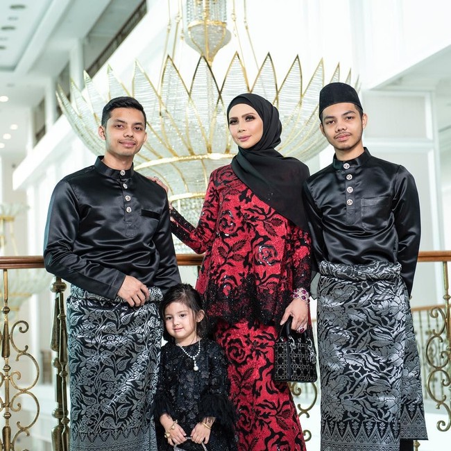 Aksesori lain yang jadi favorit Rozita adalah Mini Lady Dior Bag. Beberapa kali Rozita terlihat mengenakan tas ratusan juta rupiah ini dalam berbagai warna, sesuai dengan busana yang dipakai. Foto: Instagram/Rozitachewan1