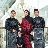 Aksesori lain yang jadi favorit Rozita adalah Mini Lady Dior Bag. Beberapa kali Rozita terlihat mengenakan tas ratusan juta rupiah ini dalam berbagai warna, sesuai dengan busana yang dipakai. Foto: Instagram/Rozitachewan1