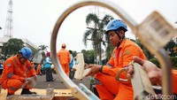 Petugas melakukan pengecekan peralatan saat digelarnya apel siaga pasukan piket asian games 2018 di Unit Area Pelaksana Pemeliharaan Cawang, Jakarta, Selasa (10/7/2018).