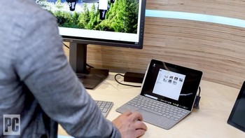 Jadi Surface Go dapat difungsikan seperti desktop. Foto: PCMag