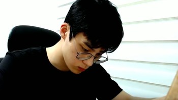 Karena tampangnya, dia mengumpulkan banyak fans wanita. Waktuku habis karena aku tidaak bisa berhenti menatap dia, tulis seorang fans perempuan di kolom komentar YouTube. Foto: YouTube