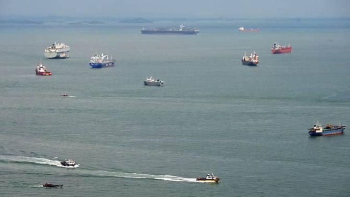 File photo of the Singapore Strait. (Photo: AFP)
Read more at https://www.channelnewsasia.com/news/singapore/ferry-45-people-runs-aground-pulau-tekong-10515938