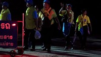 12 orang anggota tim sepakbola Wild Boars dan pelatihnya sudah dikeluarkan dari gua dan mereka selamat, demikian pernyataan Angkatan Laut Thailand seperti dilansir Reuters, Selasa (10/7/2018). 