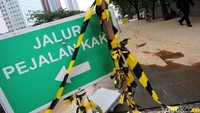 Selama pengerjaan, jalur pejalan kaki dialihkan.