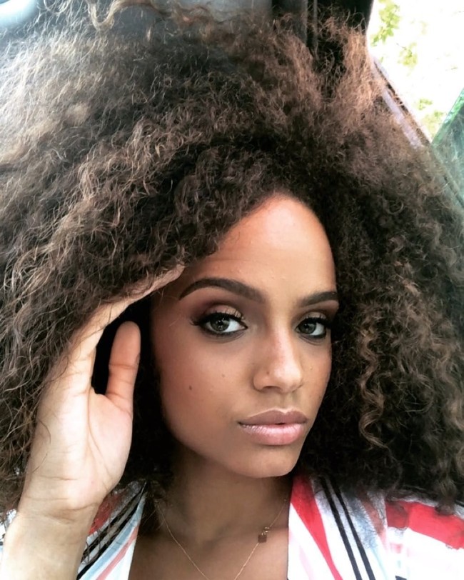 Dari segi fisik, Alicia Ayles punya daya tarik tersendiri. Bukan cuma wajah cantik serta tubuhnya yang seksi, tapi juga rambut keriting bervolume yang semakin mempertegas keunikan dirinya. (Foto: Instagram/@aliciaaylies)