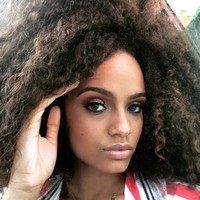 Dari segi fisik, Alicia Ayles punya daya tarik tersendiri. Bukan cuma wajah cantik serta tubuhnya yang seksi, tapi juga rambut keriting bervolume yang semakin mempertegas keunikan dirinya. (Foto: Instagram/@aliciaaylies)