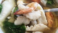 Bukan cuma ikan, semangkuk sop ini isiannya ada udang juga. Sop ini pakai ikan tenggiri yang berdaging tebal. Melihatnya jadi lapar ya. Foto : instagram @jo_thehuntsman 