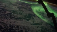 Aurora ini dipotret oleh astronot Jeff Williams. Diambil di atas langit Australia, dan disebutnya dengan the dancing lights of the Aurora (Instagram/nasa)
