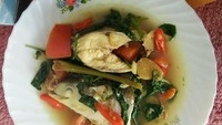 Ikan bandeng juga kayaknya enak dibuat sop. Gurih segar sop bandeng buatan @dezychezy ini bisa jadi rekomendasi masakan di rumah. Tambahkan irisan cabai rawit supaya pedas menggigit.  