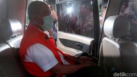 Usai menjalani pemeriksaan lanjutan Abu Bakar tampak langsung menuju ke dalam mobil dan pergi.