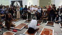 Angka 99 diibaratkan Tisna Sanjaya sebagai Asmahul Husna. Instalasinya pun seperti menghadap ke Kabah.  Foto: Tia Agnes/ detikHOT