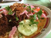 Slurp! Merah Menggoda Mie Kuah Minang yang Gurih Pedas