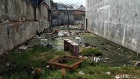 Karena tanggul yang tak mampu menahan air laut dan juga sampah yang berserakan di pinggir-pinggir laut menyebabkan banjir air rob menjadi tak terhindarkan.