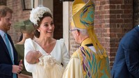 Kate Middleton terlihat cantik menawan dengan dress putih di kesempatan itu. Dominic Lipinski - WPA Pool/Getty Images
